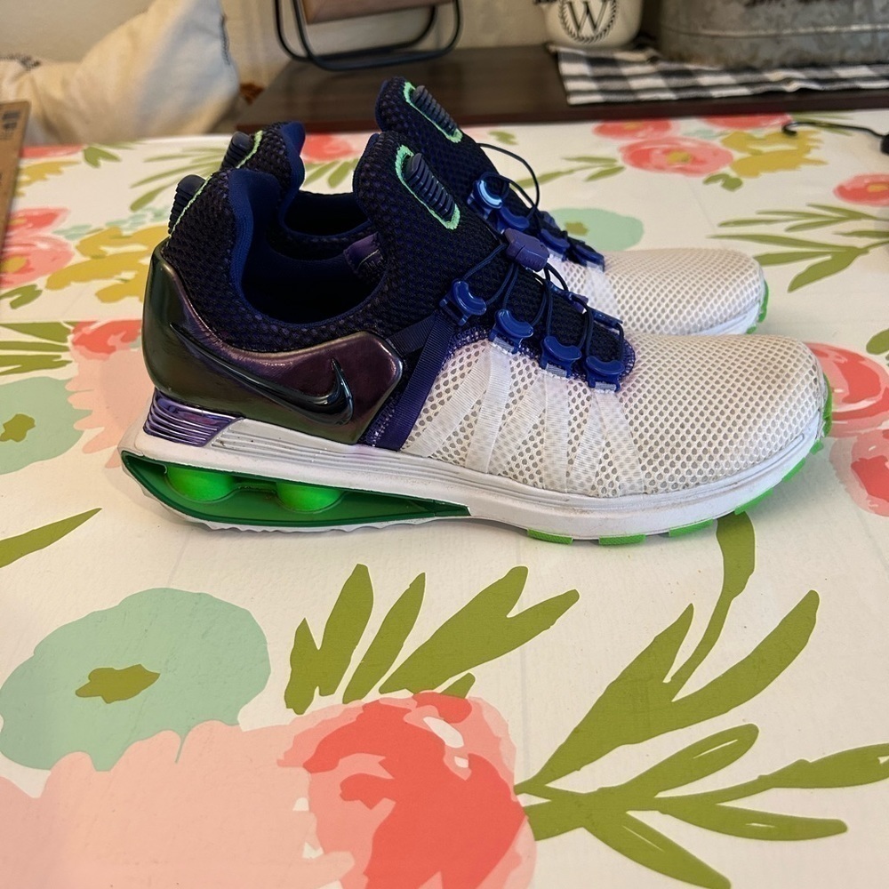NIKE Women's Shox Gravity size 8 Athletic Shoes